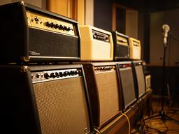 スタジオ壁面に並ぶFenderとMarshallのギターアンプ