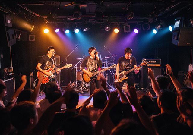 沖縄のライブハウスで演奏するバンドと客席の熱気を収録する様子