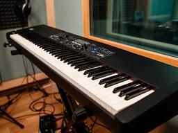 スタジオの鍵盤ブースに設置されたNord Stage 3キーボード