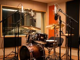 録音ブースに常設されたPearlのドラムセットとマイク配置