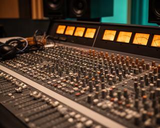 レコーディングスタジオのSSL AWS 948コンソールと点灯したメーター